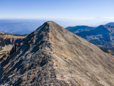 Polezhan zirvesinin şaşırtıcı hava manzarası, Pirin Dağı, Bulgaristan