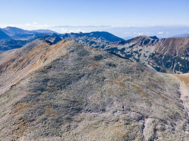 Küçük Polezhan zirvesinin şaşırtıcı hava manzarası, Pirin Dağı, Bulgaristan