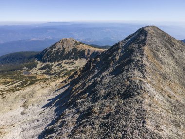 Polezhan zirvesinin şaşırtıcı hava manzarası, Pirin Dağı, Bulgaristan