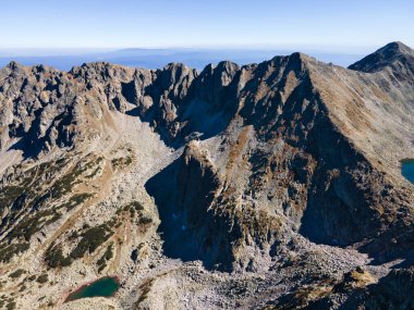Polezhan zirvesi ve Yukarı Gazey Gölü, Pirin Dağı, Bulgaristan 'ın şaşırtıcı hava manzarası