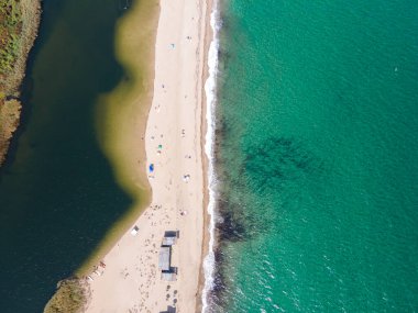 Bulgaristan 'ın Burgaz Bölgesi Sinemorets köyü, Veleka Nehri' nin ağzındaki sahil manzarası