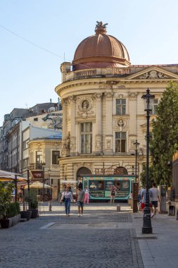 BUCHAREST, ROMANIA - 16 AĞUSTOS 2021: Romanya 'nın Bükreş kentinin şehir merkezinde (eski kasaba) tipik cadde ve durgunluk