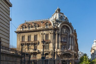 BUCHAREST, ROMANIA - 16 AĞUSTOS 2021: Romanya 'nın Bükreş kentinin şehir merkezinde (eski kasaba) tipik cadde ve durgunluk