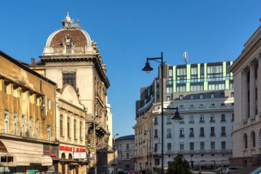 BUCHAREST, ROMANIA - 16 AĞUSTOS 2021: Romanya 'nın Bükreş kentinin şehir merkezinde (eski kasaba) tipik cadde ve durgunluk