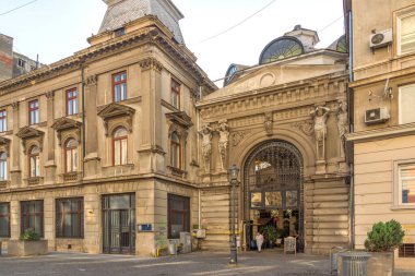 BUCHAREST, ROMANIA - 16 AĞUSTOS 2021: Romanya 'nın Bükreş kentinin şehir merkezinde (eski kasaba) tipik cadde ve durgunluk