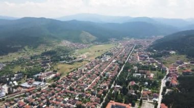 Bulgaristan 'ın Pazardzhik bölgesinin Velingrad kentinde bulunan ünlü spa beldesinin hava manzarası