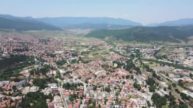Bulgaristan 'ın Pazardzhik bölgesinin Velingrad kentinde bulunan ünlü spa beldesinin hava manzarası