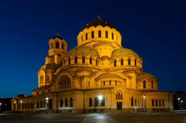 SOFYA, BULGARIA - 1 Ağustos 2021: Bulgaristan 'ın Sofya kentindeki Katedral Aziz Alexander Nevski' nin Gece Görüşü