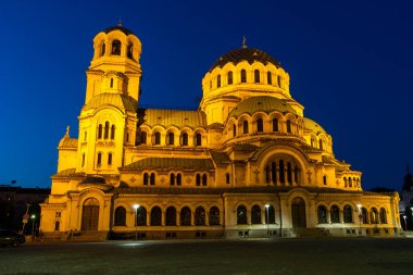 SOFYA, BULGARIA - 1 Ağustos 2021: Bulgaristan 'ın Sofya kentindeki Katedral Aziz Alexander Nevski' nin Gece Görüşü