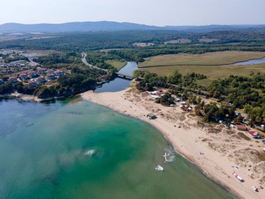 Bulgaristan 'ın Burgaz Bölgesi' ndeki Kiten kasabasının Güney Sahili 'nin şaşırtıcı hava manzarası