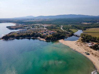 Bulgaristan 'ın Burgaz Bölgesi' ndeki Kiten kasabasının Güney Sahili 'nin şaşırtıcı hava manzarası