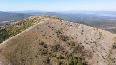 Bulgaristan 'ın Pernik bölgesindeki Lyubash Dağı' nın İnanılmaz Sonbahar Manzarası
