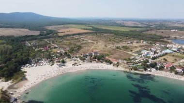 Bulgaristan 'ın Burgaz Bölgesi' nin Çarevo kasabası yakınlarındaki Arapya plajının hava manzarası 