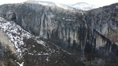 Bulgaristan 'ın Vratsa kenti yakınlarındaki Balkanlar' ın en yüksek şelalesi Vrachanska Skaklya 'nın inanılmaz manzarası
