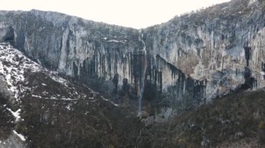 Bulgaristan 'ın Vratsa kenti yakınlarındaki Balkanlar' ın en yüksek şelalesi Vrachanska Skaklya 'nın inanılmaz manzarası
