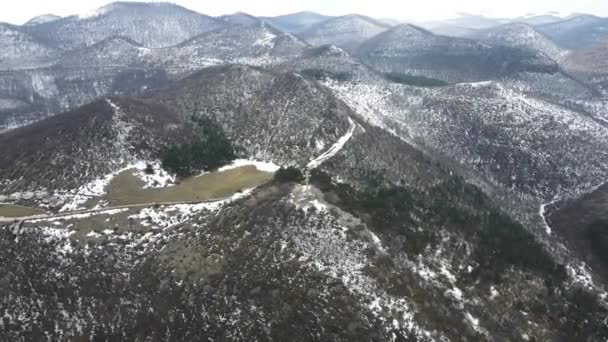Vista Aérea Invierno Del Monumento Pico Okolchica Construido Como Reverencia — Vídeos de Stock