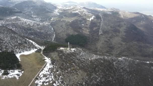 Vista Aérea Invierno Del Monumento Pico Okolchica Construido Como Reverencia — Vídeos de Stock
