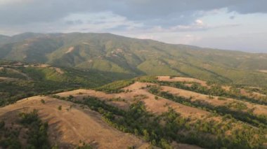 Bulgaristan 'ın Blagoevgrad bölgesindeki Ograzhden Dağı' nın hava gün batımı manzarası