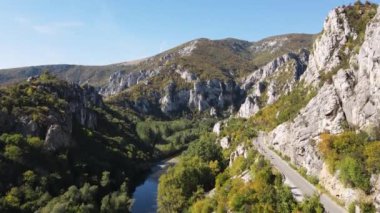 Lyutibrod kasabası yakınlarındaki Iskar Nehri Boğazı 'nın hava manzarası, Vratsa bölgesi, Balkan Dağları, Bulgaristan