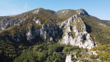 Lyutibrod kasabası yakınlarındaki Iskar Nehri Boğazı 'nın hava manzarası, Vratsa bölgesi, Balkan Dağları, Bulgaristan