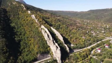 Bulgaristan 'ın Balkan Dağları' ndaki Iskar Nehri Boğazı 'ndaki kaya oluşumlarının hava görüntüsü