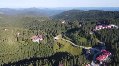 Bulgaristan 'ın Smolyan bölgesinin Pamporovo kentindeki ünlü kayak merkezinin yaz havası manzarası