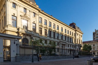 BÜKREŞ, ROMANIA - 16 AĞUSTOS 2021: Romanya 'nın eski Bükreş kentinde Romanya Merkez Bankası' nın inşası