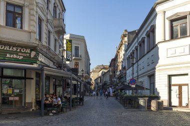 BUCHAREST, ROMANIA - 16 AĞUSTOS 2021: Romanya 'nın Bükreş kentinin şehir merkezinde (eski kasaba) tipik cadde ve durgunluk