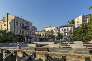BUCHAREST, ROMANIA - 16 AĞUSTOS 2021: Romanya 'nın Bükreş kentinin şehir merkezinde (eski kasaba) tipik cadde ve durgunluk