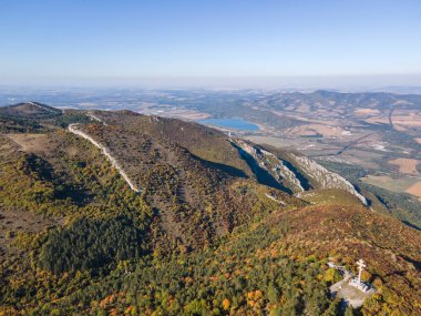 Bulgaristan 'ın Vratsa kenti yakınlarındaki Balkan Dağlarının İnanılmaz Sonbahar Manzarası