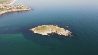 Bulgaristan 'ın Burgaz Bölgesi Arkutino bölgesindeki Yılan Adası' nın havadan görüntüsü 