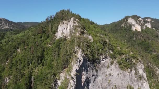 공중에서 불가리아 로도피 산맥에 트라이 그라드 — 비디오
