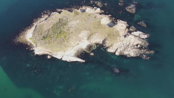 ブルガリアのブルガリア ブルガリアのアルクティノ地方のスネーク島の空中写真 — ストック動画