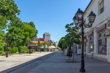 VIDIN, BULGARIA - 23 Mayıs 2021: Bulgaristan 'ın Vidin kentindeki tipik cadde ve binalar