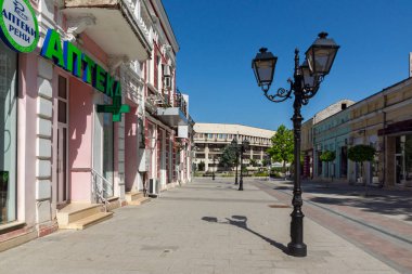 VIDIN, BULGARIA - 23 Mayıs 2021: Bulgaristan 'ın Vidin kentindeki tipik cadde ve binalar