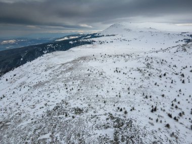 Bulgaristan 'ın Sofya kentinin Kamen del Peak kenti yakınlarındaki Vitosha Dağı' nın hava manzarası