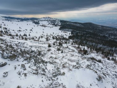 Bulgaristan 'ın Sofya kentinin Kamen del Peak kenti yakınlarındaki Vitosha Dağı' nın hava manzarası