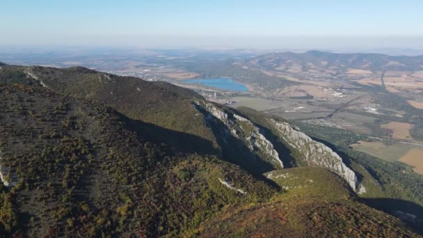 Καταπληκτικό Εναέρια Φθινοπωρινό Τοπίο Των Βαλκανικών Ορέων Κοντά Στην Πόλη — Αρχείο Βίντεο