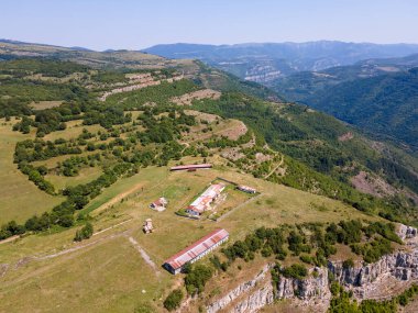 Bulgaristan 'ın Zasele kasabası yakınlarındaki Stara Planina Dağı' nın şaşırtıcı hava manzarası