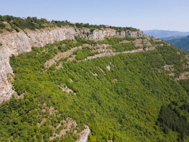 Bulgaristan 'ın Zasele kasabası yakınlarındaki Stara Planina Dağı' nın şaşırtıcı hava manzarası