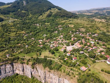 Bulgaristan 'ın Zasele kasabası yakınlarındaki Stara Planina Dağı' nın şaşırtıcı hava manzarası