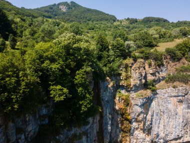 Bulgaristan 'ın Zasele kasabası yakınlarındaki Stara Planina Dağı' nın şaşırtıcı hava manzarası