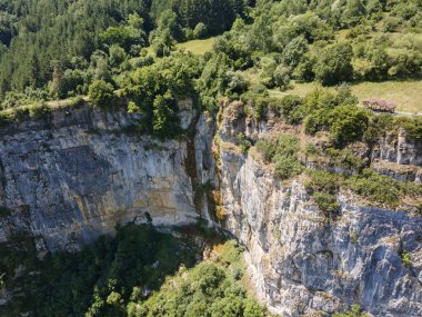 Bulgaristan 'ın Zasele kasabası yakınlarındaki Stara Planina Dağı' nın şaşırtıcı hava manzarası