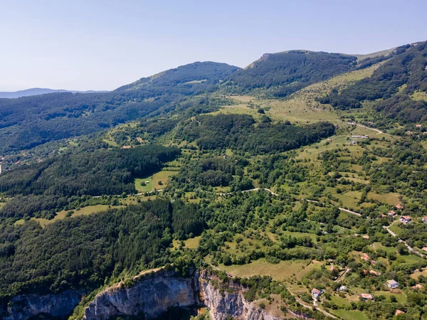 Bulgaristan 'ın Zasele kasabası yakınlarındaki Stara Planina Dağı' nın şaşırtıcı hava manzarası