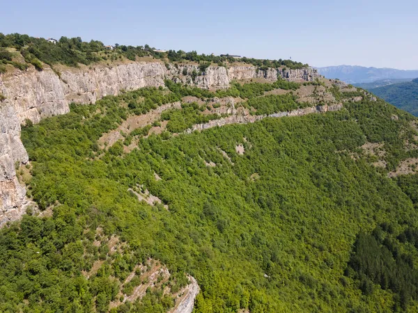 Bulgaristan 'ın Zasele kasabası yakınlarındaki Stara Planina Dağı' nın şaşırtıcı hava manzarası