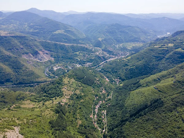 Bulgaristan 'ın Zasele kasabası yakınlarındaki Stara Planina Dağı' nın şaşırtıcı hava manzarası