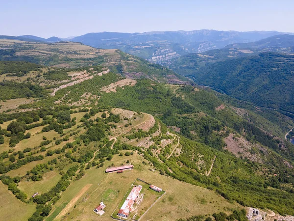 Bulgaristan 'ın Zasele kasabası yakınlarındaki Stara Planina Dağı' nın şaşırtıcı hava manzarası