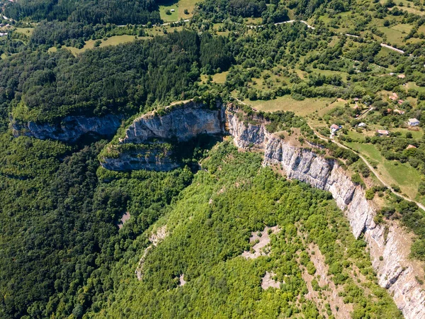 Bulgaristan 'ın Zasele kasabası yakınlarındaki Stara Planina Dağı' nın şaşırtıcı hava manzarası