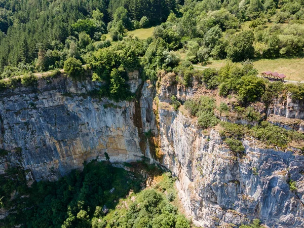 Bulgaristan 'ın Zasele kasabası yakınlarındaki Stara Planina Dağı' nın şaşırtıcı hava manzarası