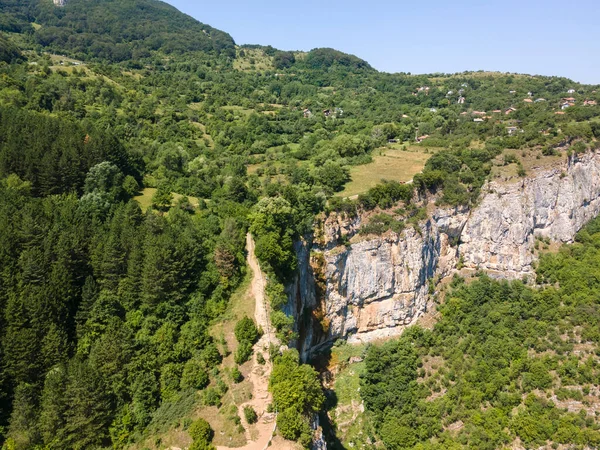 Bulgaristan 'ın Zasele kasabası yakınlarındaki Stara Planina Dağı' nın şaşırtıcı hava manzarası